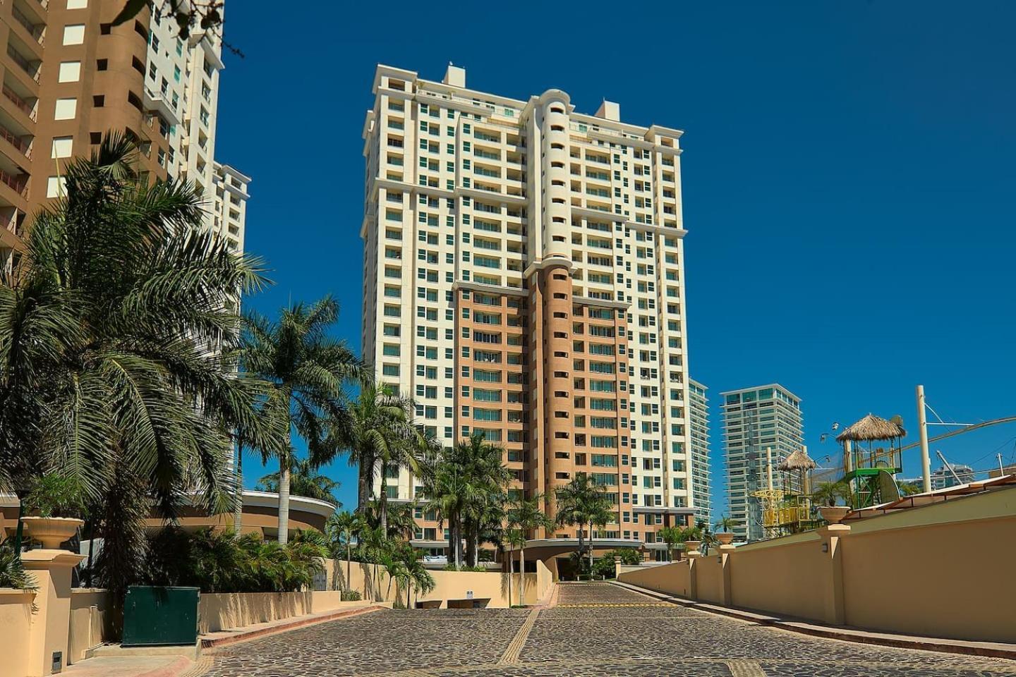 Grand Venetian Beachfront Condos Puerto Vallarta Exterior foto
