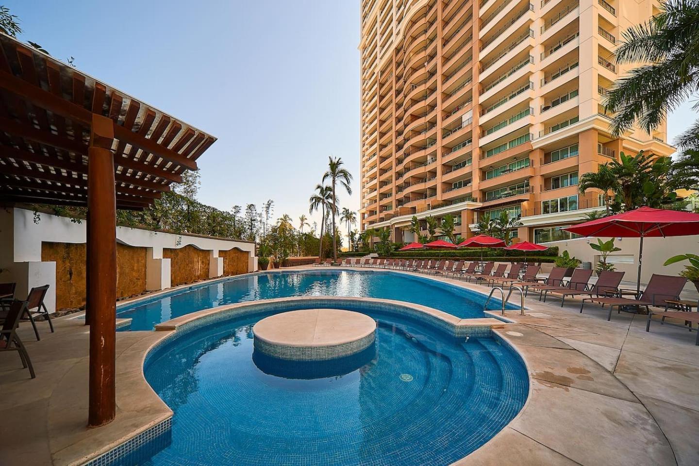 Grand Venetian Beachfront Condos Puerto Vallarta Exterior foto