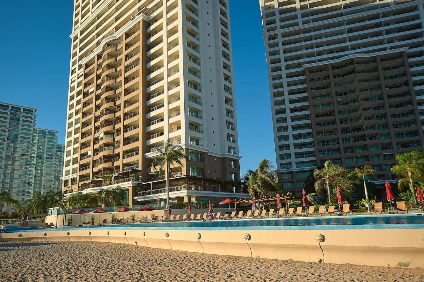 Grand Venetian Beachfront Condos Puerto Vallarta Exterior foto