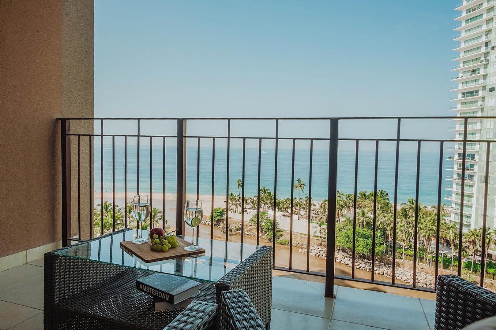 Grand Venetian Beachfront Condos Puerto Vallarta Exterior foto