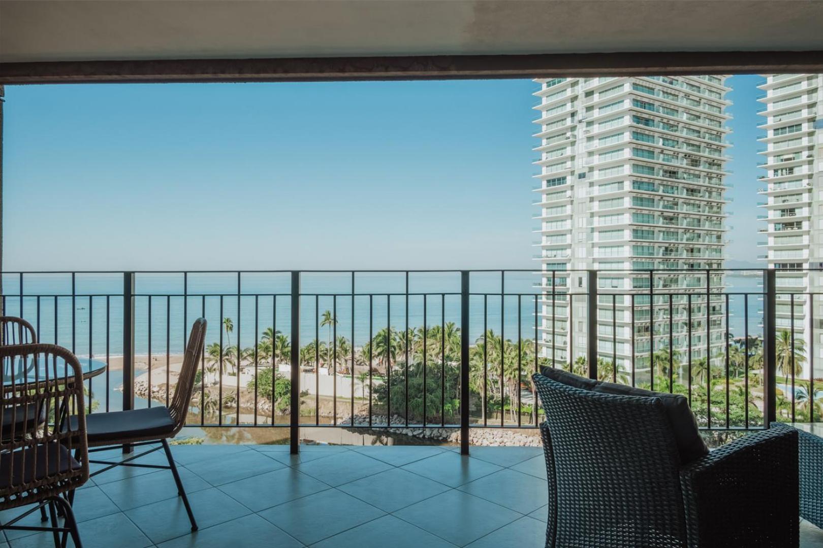 Grand Venetian Beachfront Condos Puerto Vallarta Exterior foto